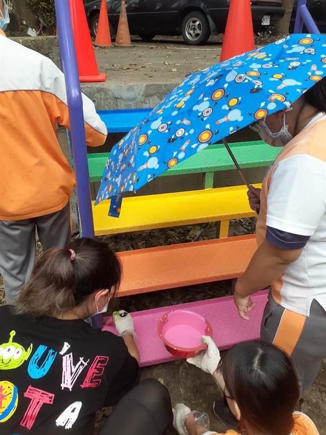 学生们共同彩绘楼梯。（苗栗农工提供／李京升苗栗传真）