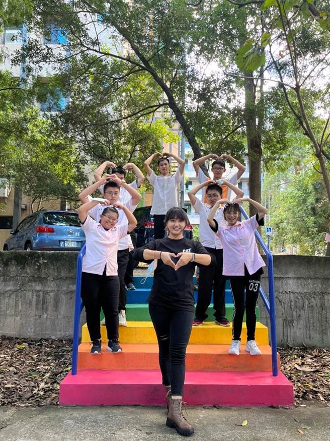 苗栗农工餐饮服务科学生发挥有别以往专业，为校园楼梯彩绘换新装。（苗栗农工提供／李京升苗栗传真）