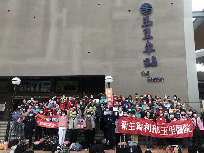 因疫情睽違2年，衛福部玉里醫院今天上午協助患者搭乘台鐵火車返鄉過年。（玉里醫院提供）