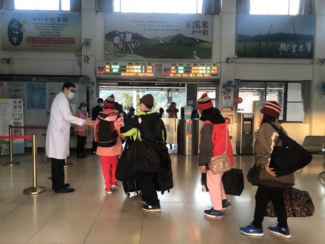 玉里醫院長王作仁（左）在車站送別患者。（玉里醫院提供）