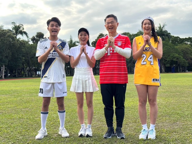 台灣運彩總經理林博泰和三位熱愛運動的年輕人，祝大家新年快樂財運滿滿。(圖/中時新聞網攝)