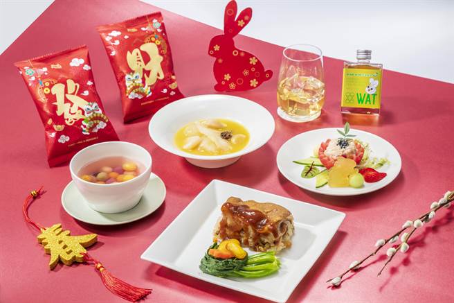 今年除夕长荣航空为台北直飞美国、加拿大、欧洲及澳洲航班的皇玺桂冠舱旅客，准备了国际厨界教父黄清标大师独家设计的谭府官宴餐点。（长荣提供）
