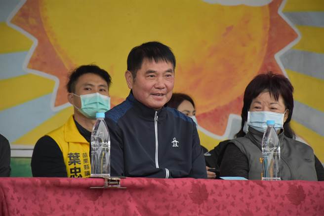 苗栗縣長鍾東錦指示環保局從18日起加強稽查資源回收場安全。（謝明俊攝）