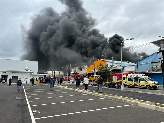 竹南鎮日前發生工廠大火，起火現場就包括一家資源回收場。（讀者提供／謝明俊苗栗傳真）