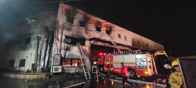 造橋鄉明鴻回收場日前發生火警造橋一名老翁死亡。（讀者提供／謝明俊苗栗傳真）