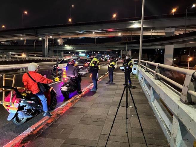 土城警方重申取締酒駕的決心，持續加強巡邏及定點攔檢。（警方提供）