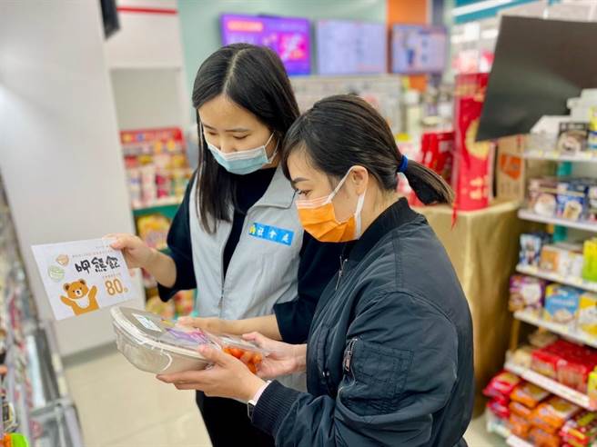 新竹市政府與300多家愛心店家合作，推動「呷熊飽」餐食補助計畫，讓民眾到4大超商、早餐店、便當店、麵包店及生鮮超市等處，兌換熟食、便當等餐食。（陳育賢攝）