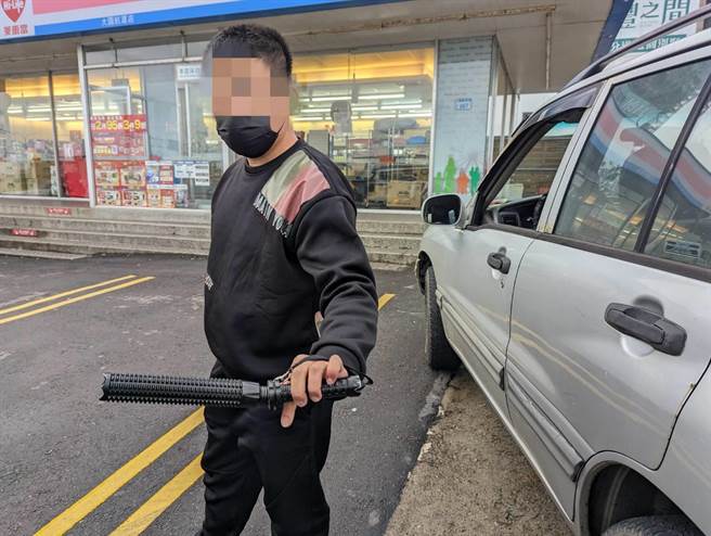 葉男從車裡拿出手電筒攻擊張男。（翻攝畫面／蔡明亘桃園傳真）