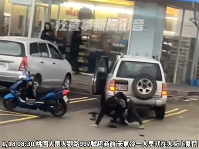 2人因停車糾紛爆發肢體衝突。（翻攝畫面／蔡明亘桃園傳真）