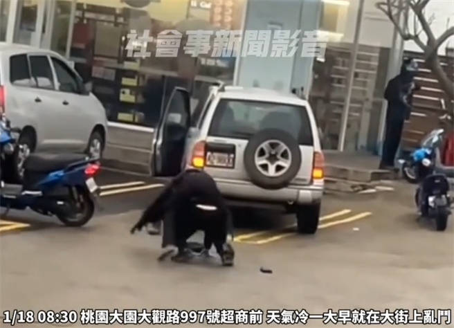 2人當街扭打在地僵持不下。（翻攝畫面／蔡明亘桃園傳真）