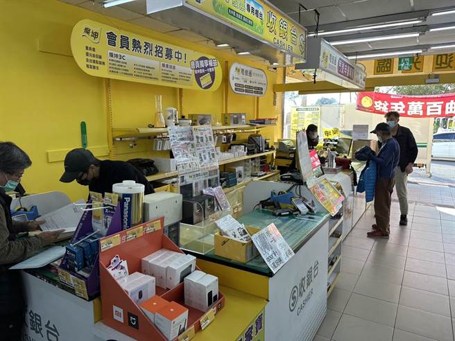 金门县政府联合稽查小组，针对大型卖场展开公安稽查，让县民能安心採买迎新年。(图／金门县政府提供)