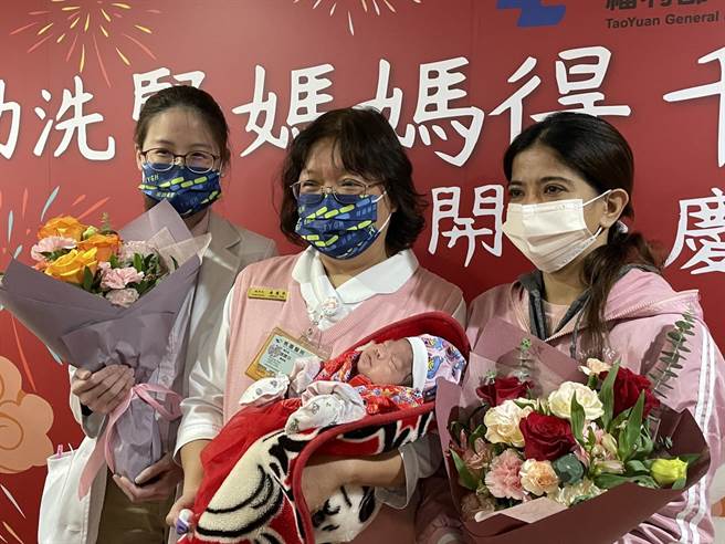 部桃照护怀孕的洗肾妈妈助顺产，该名妈妈今天特别带着孩子重回医院与主治团队一起庆祝。（部立桃园医院提供／陈梦茹桃园传真）
