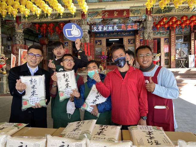 立委江啟臣攜手會計師公會，18日捐贈白米給山城等團體。（陳淑娥攝）