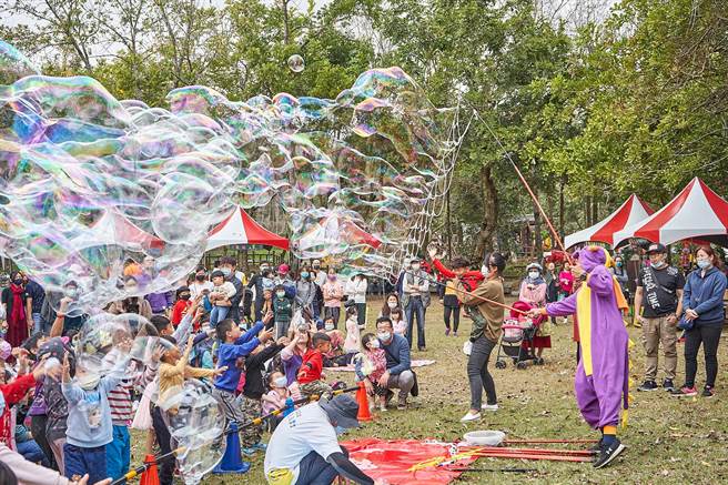 台糖柳营尖山埤渡假村将安排小朋友最爱的泡泡秀活动。（台南市政府提供／张毓翎台南传真）