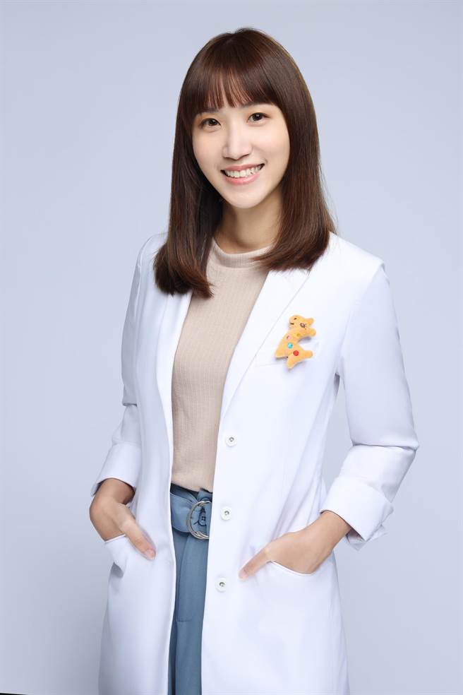 卫福部双和医院科主治医生汪小芹提供三项观察指标，教家长观察婴幼儿健康状况。（双和医院提供）