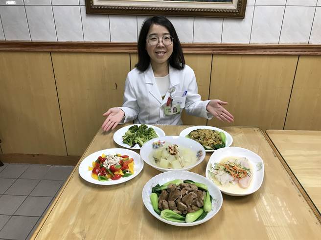 豐原醫院營養師楊舒閔，建議糖友們以「均衡飲食」為原則，把握血糖控制三要點。（豐原醫院提供／陳淑娥台中傳真）