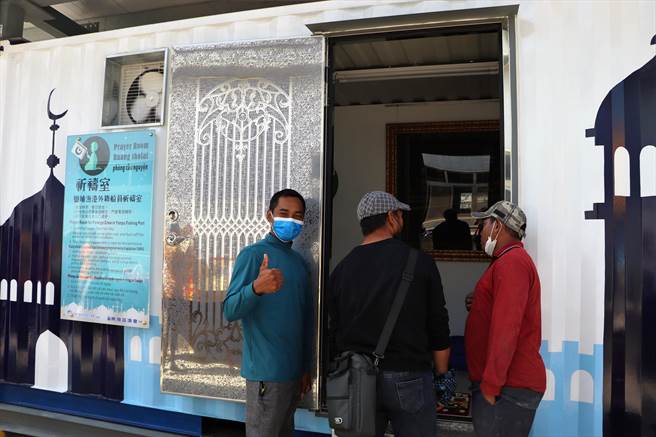 继东港渔港淋浴间在去年启用后，盐埔渔港也赶在今年过前年揭牌，由3座彩绘货柜屋打造而成，除有提供热水的淋浴间外，还有祈祷室及休息室。（谢佳潾摄）