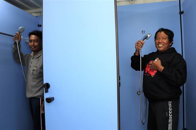 继东港渔港淋浴间在去年启用后，盐埔渔港也赶在今年过前年揭牌，由3座彩绘货柜屋打造而成，除有提供热水的淋浴间外，还有祈祷室及休息室。（谢佳潾摄）