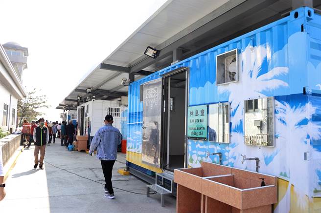 继东港渔港淋浴间在去年启用后，盐埔渔港也赶在今年过前年揭牌，由3座彩绘货柜屋打造而成，除有提供热水的淋浴间外，还有祈祷室及休息室。（谢佳潾摄）