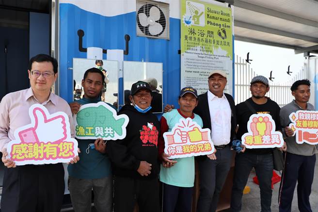 继东港渔港淋浴间在去年启用后，盐埔渔港也赶在今年过前年揭牌，由3座彩绘货柜屋打造而成，除有提供热水的淋浴间外，还有祈祷室及休息室。（谢佳潾摄）