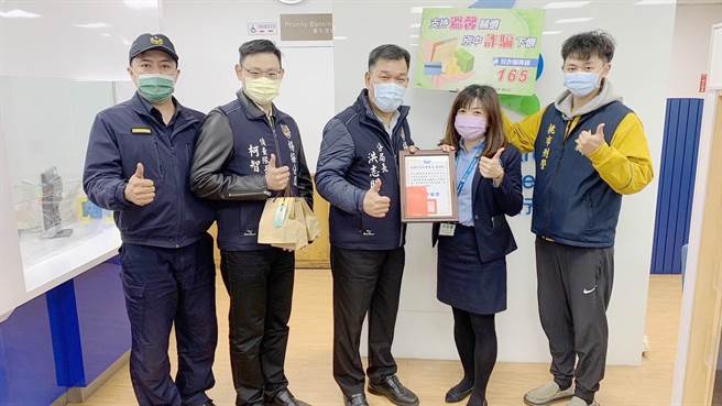 杨梅分局长洪志朋17日率领杨梅侦查队长柯智扬及辖区派出所长等人，亲赴各成功拦阻单位表扬有功人员。（翻摄画面／蔡明亘桃园传真）