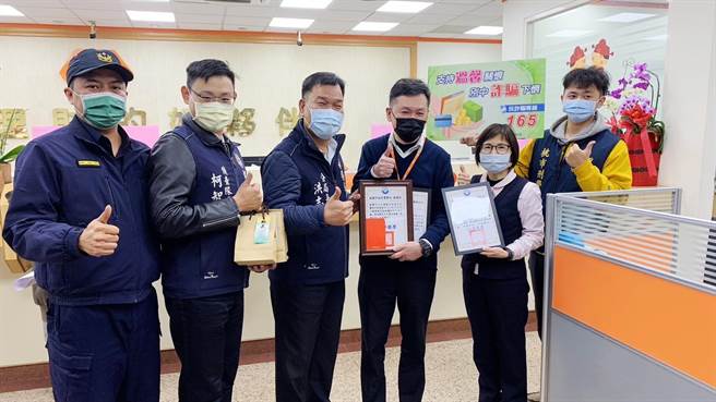 杨梅分局长洪志朋17日率领杨梅侦查队长柯智扬及辖区派出所长等人，亲赴各成功拦阻单位表扬有功人员。（翻摄画面／蔡明亘桃园传真）