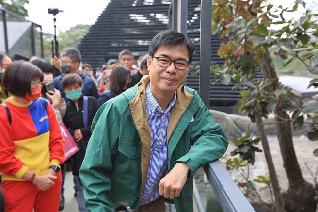 高雄寿山动物园今（18）日早上推出线上动物认养快闪活动，完成认养程序前40名者，可获1张开园版动物认养卡，以及有机会获得「迈迈市长」同款绿色外套。（柯宗纬翻摄）