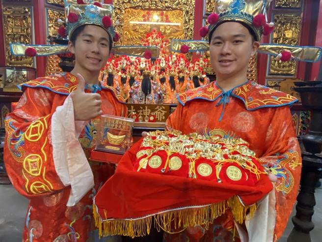 基隆市护国城隍庙将于大年初四下午举行迎财神仪式，也将发放5000份发财金给民眾。（张志康摄）