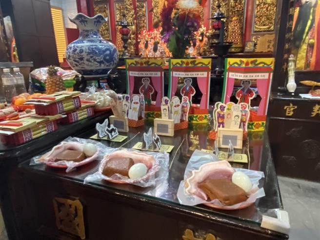 依循传统，护国城隍庙的祭品採用豆干、猪肉、鸭蛋的小三牲。（张志康摄）