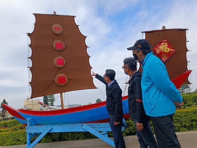 县府秘书长谢世杰(左1)今日上午率领团队，前往农林渔牧各所瞭解「迎新春农业展」执行情形。(图／金门县政府提供)