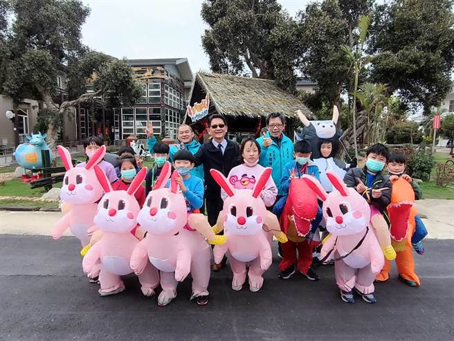 畜试所今年以弯弯兔迎新春为主题，陪伴乡亲甜蜜暖心过兔年。(图／金门县政府提供)