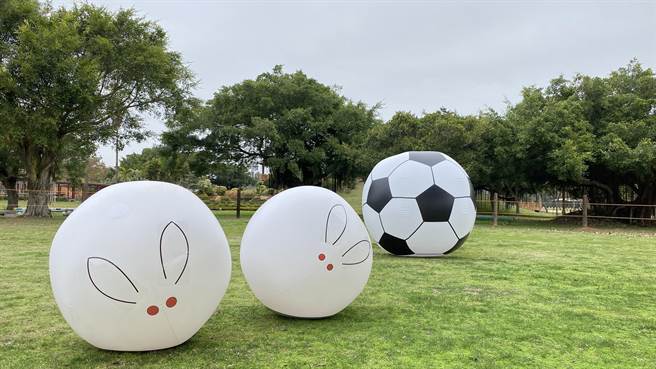 林务所「包子兔」世界杯，欢迎乡亲过年一起运动来踢球。(于家麒摄)