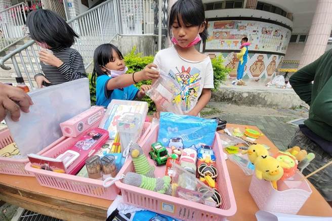 嘉兰国小举办环保义卖二手拍卖会，所得全数捐给校内家庭遭逢变故的学生。（读者提供／蔡旻妤台东传真）