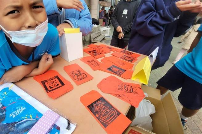 嘉兰国小举办环保义卖二手拍卖会，所得全数捐给校内家庭遭逢变故的学生。（读者提供／蔡旻妤台东传真）