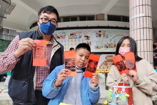 嘉兰国小举办环保义卖二手拍卖会，所得全数捐给校内家庭遭逢变故的学生。（读者提供／蔡旻妤台东传真）