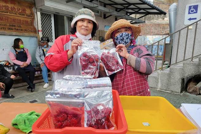 嘉兰国小举办环保义卖二手拍卖会，所得全数捐给校内家庭遭逢变故的学生。（读者提供／蔡旻妤台东传真）