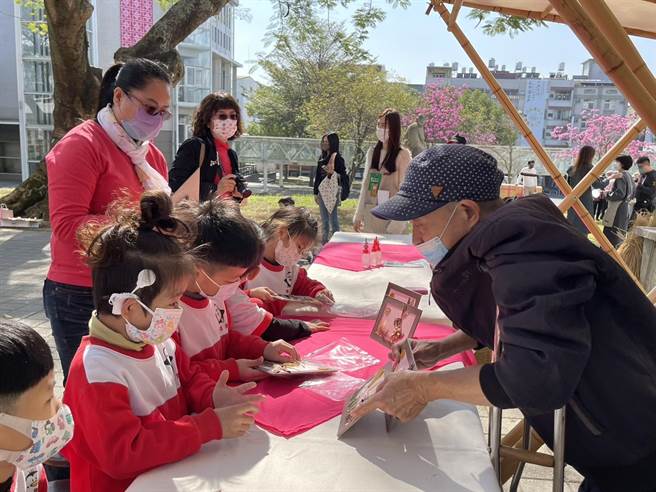 台湾工艺中心「相揪逗闹热」绿工艺市集23日开张，可体验拓印、乾燥植物画DIY等约50个摊位。（杨静茹摄）