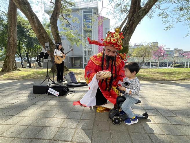 「相揪逗闹热」新春活动23日至29日登场，活动期间有财神爷快闪分送新春红包。（杨静茹摄）