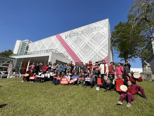 台湾工艺中心喜迎新年，园区建物换新装、繫洋红缎带变身「旅物SHOP」卖场。（杨静茹摄）