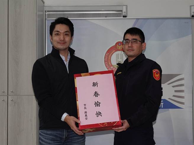 台北市長蔣萬安慰問松山分局，感謝警察讓民眾過好年。（警方提供）