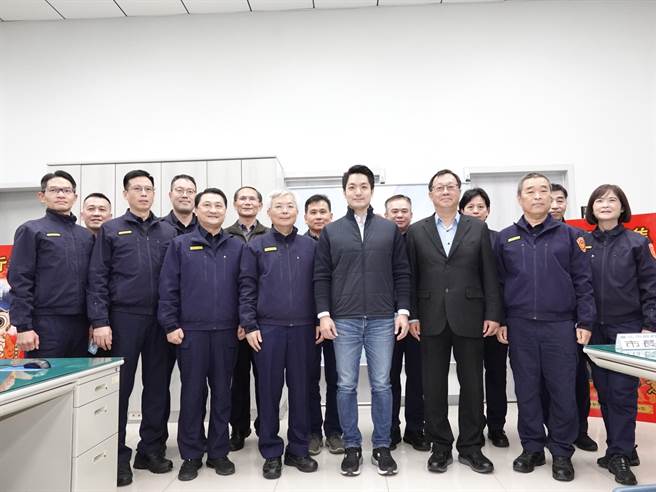 台北市長蔣萬安慰問松山分局，感謝警察讓民眾過好年。（警方提供）