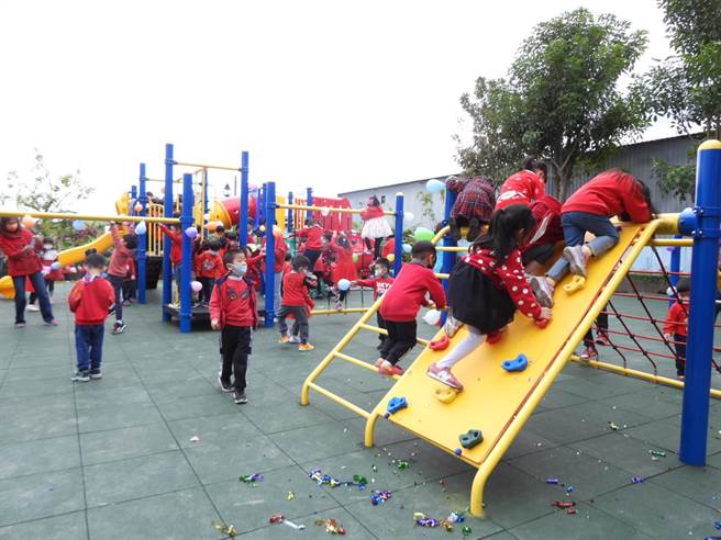 花蓮吉安創客棧親子共融遊憩空間今啟用，現場許多好玩的遊具設施，吸引孩童體驗。（羅亦晽攝）