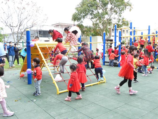 花蓮吉安創客棧親子共融遊憩空間今啟用，現場許多好玩的遊具設施，吸引孩童體驗。（羅亦晽攝）