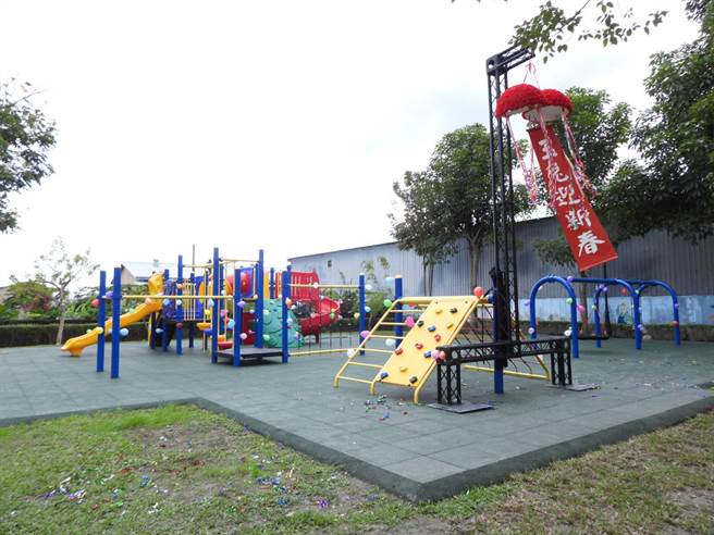 花蓮縣吉安鄉公所去年9月投入274萬元，在福興地區吉安創客棧後方綠地，新闢親子共融遊憩空間，設置許多遊具設施，今正式啟用後，勢必將成家長「遛小孩」的好去處。（羅亦晽攝）