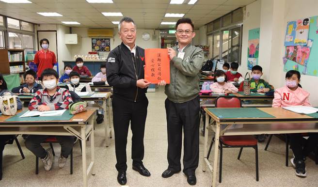 漢翔公司董事長胡開宏到中華漢翔百元扶幼協會，每一個人都福氣滿滿。（漢翔公司提供）