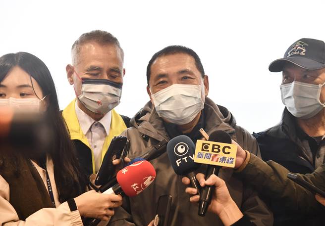 侯友宜(右2)才剛聯訪結束，身後的新北市石門區農會理事長施宗南(左2)突然大喊選總統。(黃敬文攝)