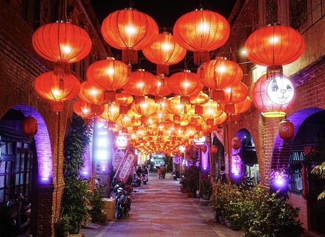 金門金城鎮的模範街大紅燈籠高高掛，年味爆表，吸引往來遊客打卡拍照。(圖／金城鎮公所提供)