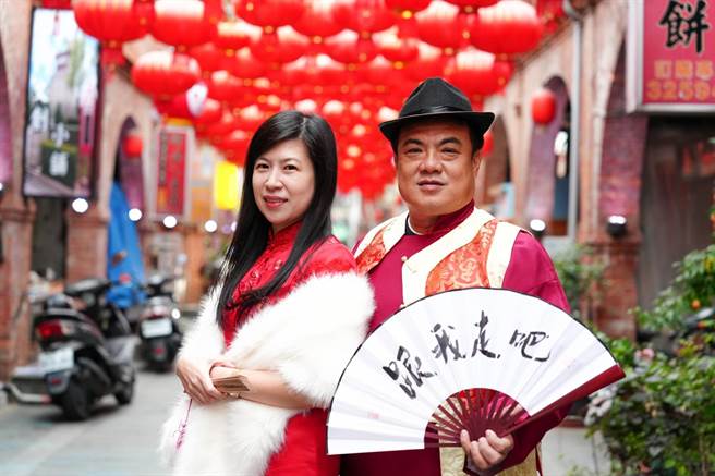 金城鎮長李誠智(右)特別邀太座吳品珊(左)以復古造型入鏡，邀鄉親來後浦小鎮感受熱鬧喜氣。(圖／金城鎮公所提供)