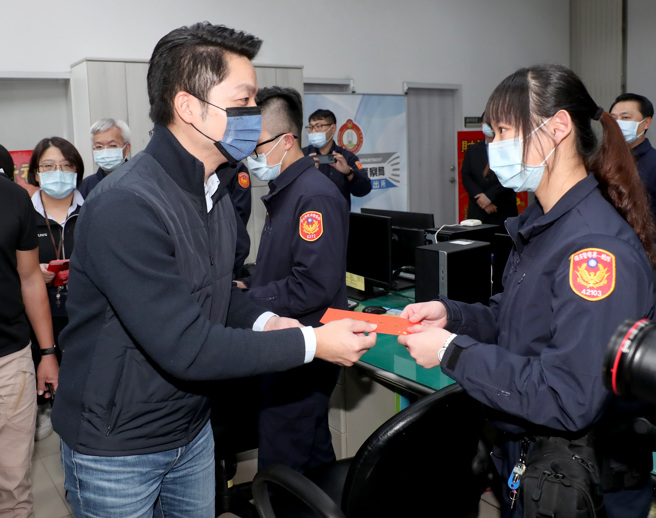 台北市長蔣萬安18日赴北市松山分局中崙派出所出席春節前夕慰勞警消同仁活動，除了慰問派出所警察同仁的辛勞外，也親手贈送過年的紅包給每位在場的基層員警。（鄭任南攝）
