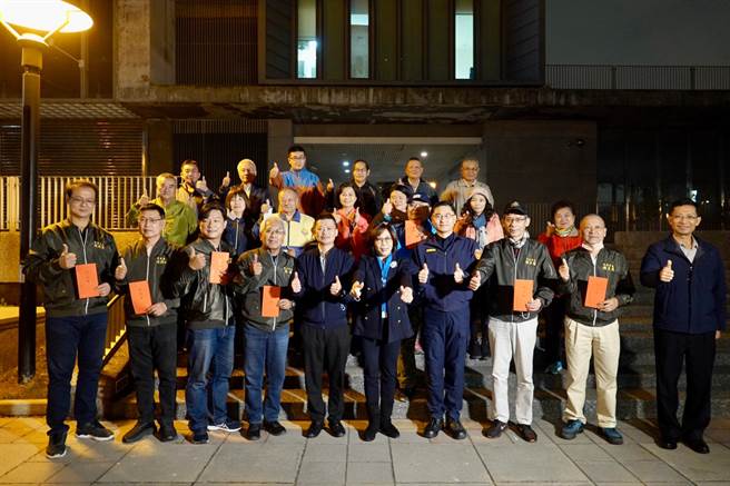 農曆年前，警政單位將執行長達1個月的春安任務，基層勤務繁重、壓力頗大，高市議長康裕成與副議長曾俊傑特別合體出擊，為波麗士大人加油打氣。（柯宗緯翻攝）